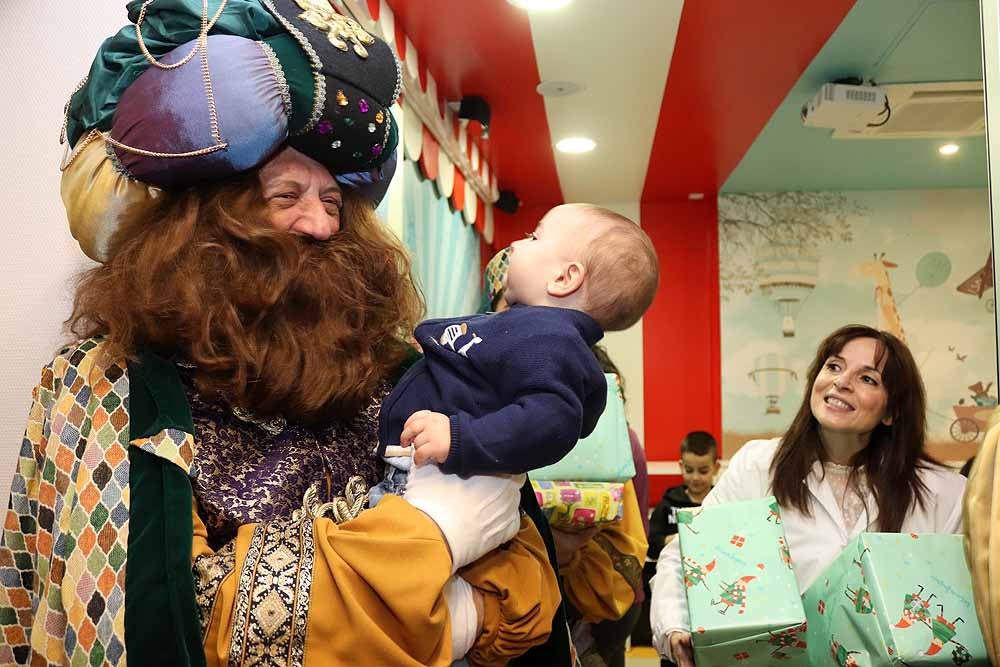Fotos: Los Reyes Magos han visitado a los niños hospitalizados en el HUBU