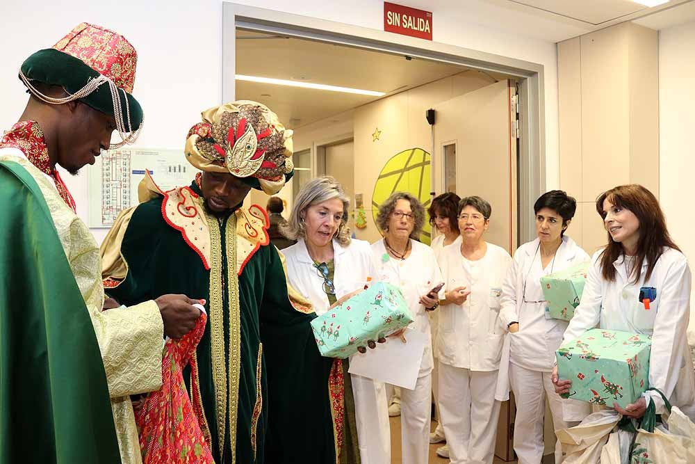 Fotos: Los Reyes Magos han visitado a los niños hospitalizados en el HUBU