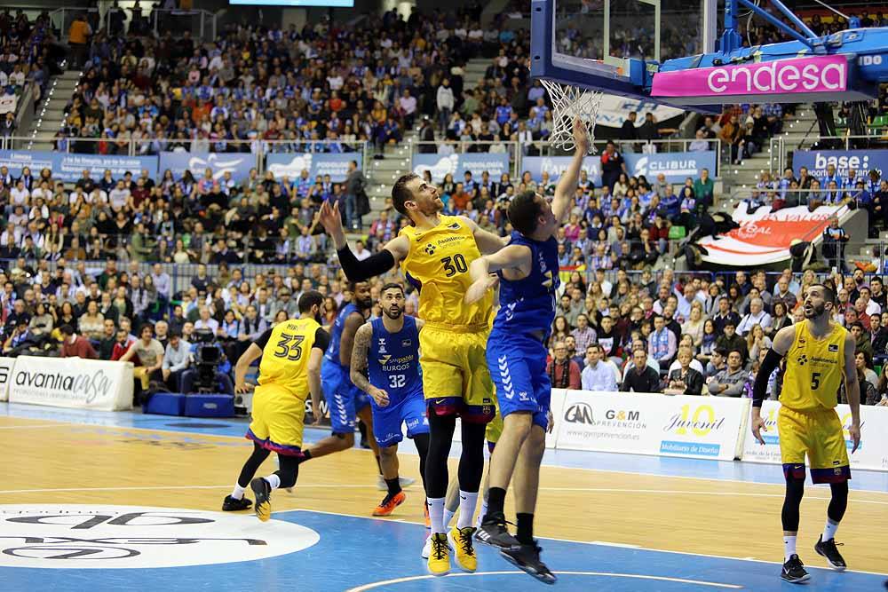 Derrota de los burgaleses ante el Barça en un igualado encuentro.