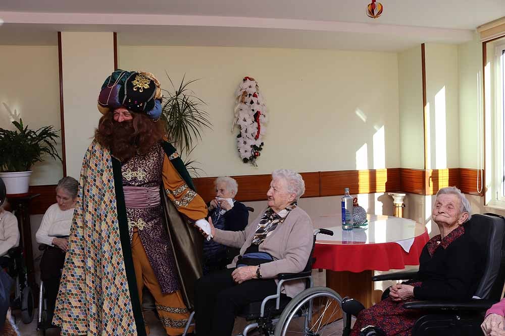 Fotos: Los Reyes Magos han visitado a los mayores de la residencia Teresa Jornet