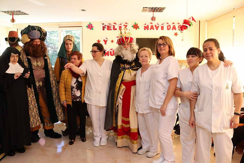 Fotos: Los Reyes Magos han visitado a los mayores de la residencia Teresa Jornet
