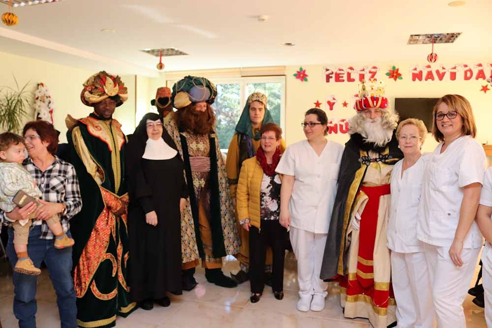 Fotos: Los Reyes Magos han visitado a los mayores de la residencia Teresa Jornet
