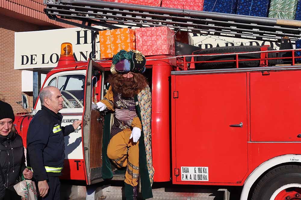 Fotos: Los Reyes Magos han visitado a los mayores de la residencia Teresa Jornet