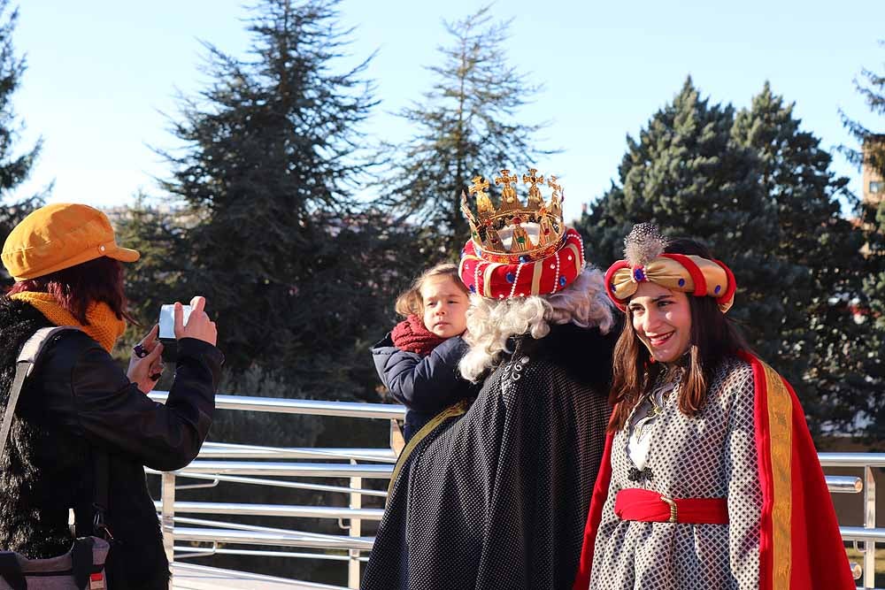 Fotos: Los Reyes Magos han visitado a los mayores de la residencia Teresa Jornet