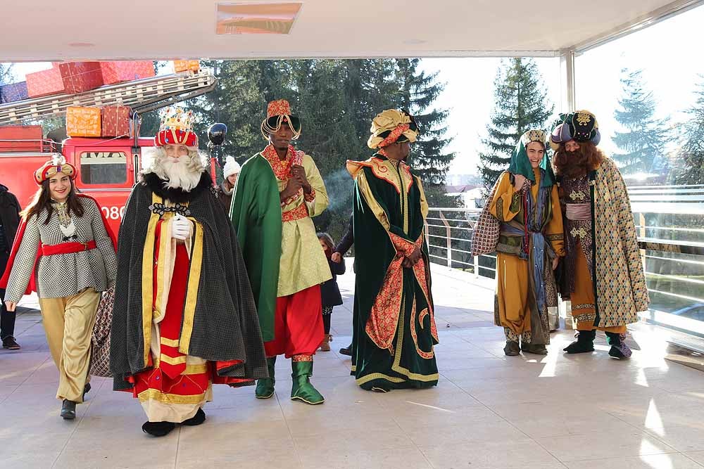 Fotos: Los Reyes Magos han visitado a los mayores de la residencia Teresa Jornet