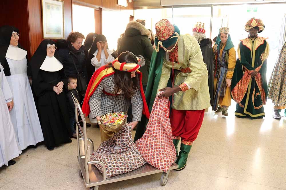 Fotos: Los Reyes Magos han visitado a los mayores de la residencia Teresa Jornet