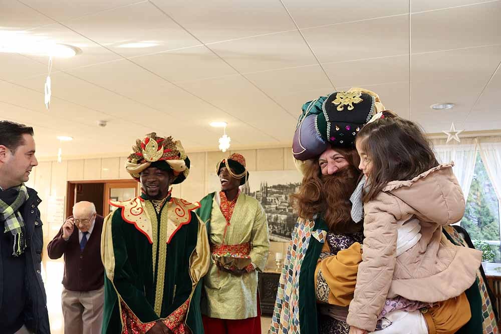 Fotos: Los Reyes Magos han visitado a los mayores de la residencia Teresa Jornet