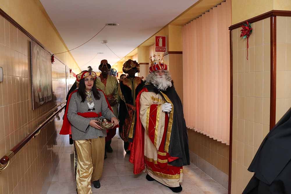 Fotos: Los Reyes Magos han visitado a los mayores de la residencia Teresa Jornet