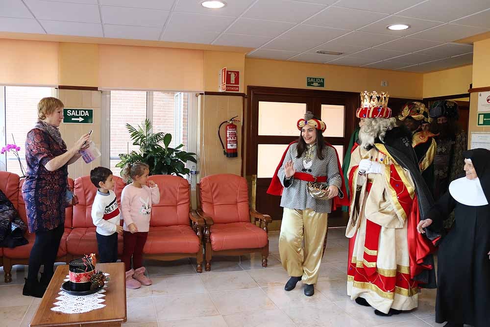 Fotos: Los Reyes Magos han visitado a los mayores de la residencia Teresa Jornet