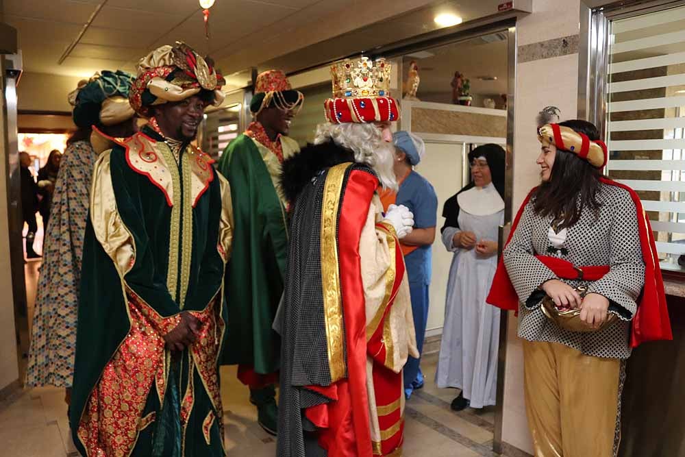 Fotos: Los Reyes Magos han visitado a los mayores de la residencia Teresa Jornet