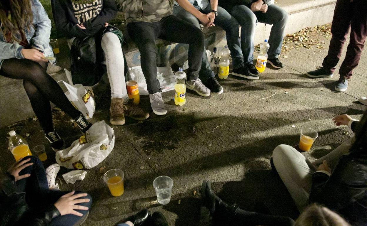 Un 33,5% de los estudiantes de entre 14 y 18 años de Castilla y León se ha 'atracado' de alcohol en el último mes