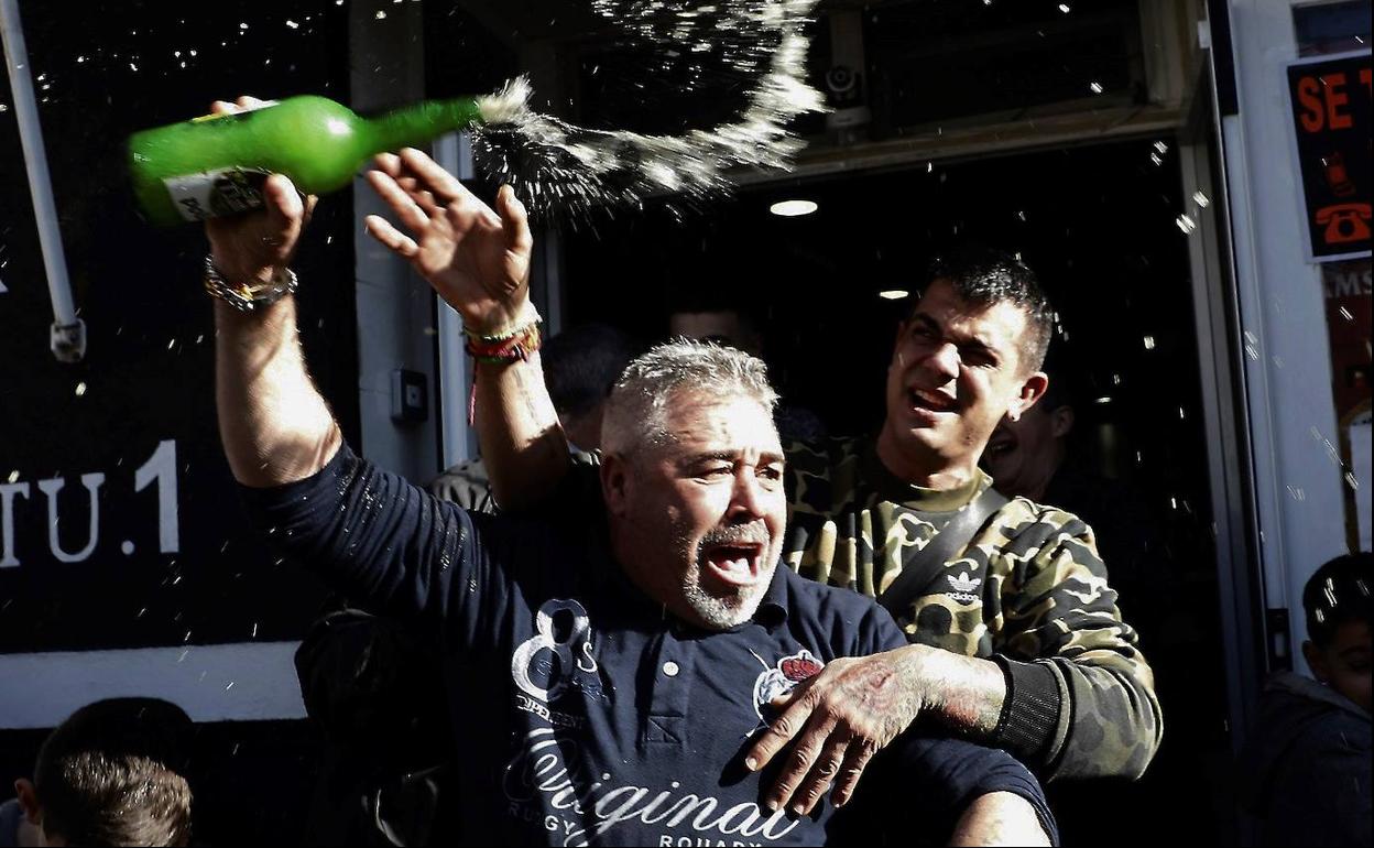 Celebración del tercer premio del sorteo de El Niño, en Torrent (Valencia).