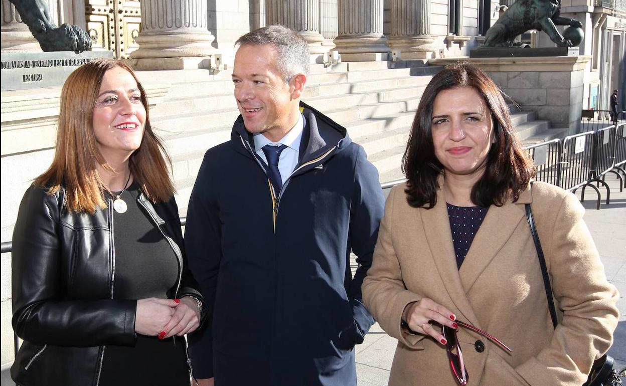 Peña (dcha.) junto con Virgina Barcones y Ander Gil