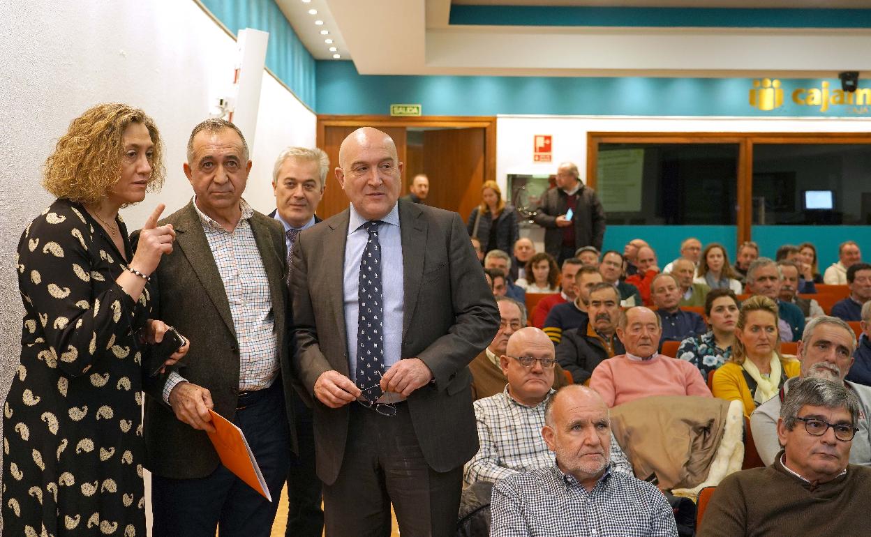 Amelia Pastor, gerente de PiñonSol; Justino Medrano, presidente de Acor, y el consejero de Agricultura y Ganadería, Jesús Julio Carnero. 