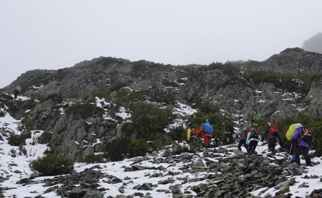 Subida al pico San Millán para colocar el belén montañero. 