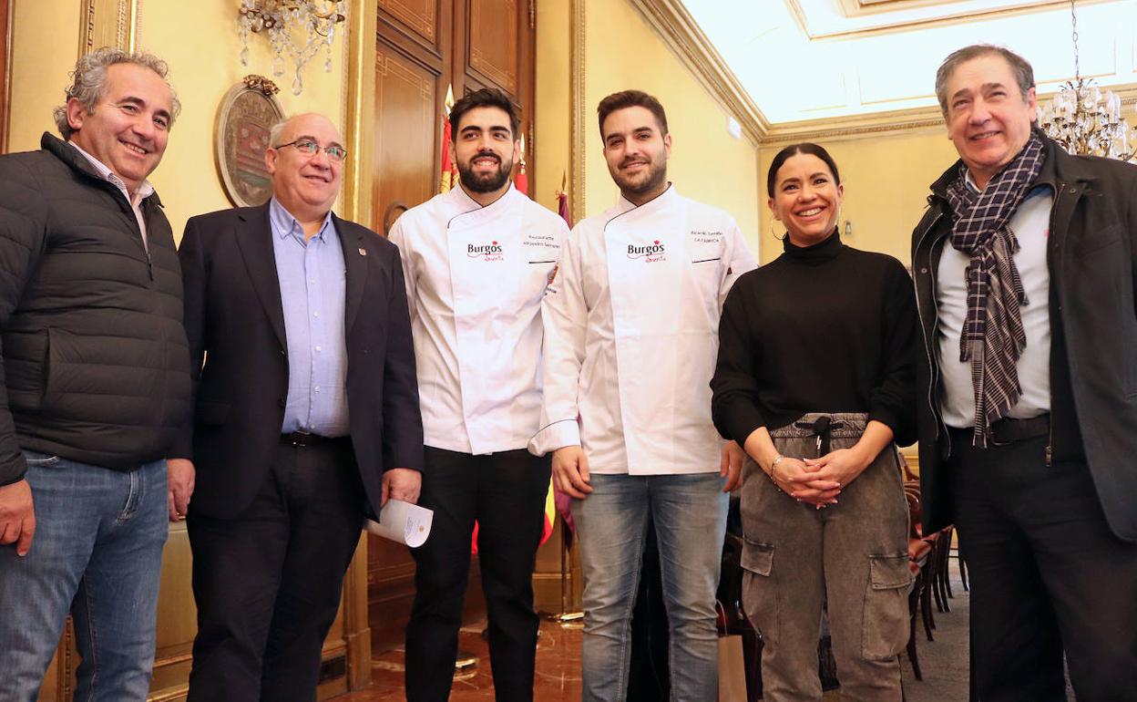 Los cocineros Serrano y Temiño junto con algunos productores burgaleses que estarán en Madrid Fusión y el diputado Jesús Sendino, responsables de Burgos Alimenta. 