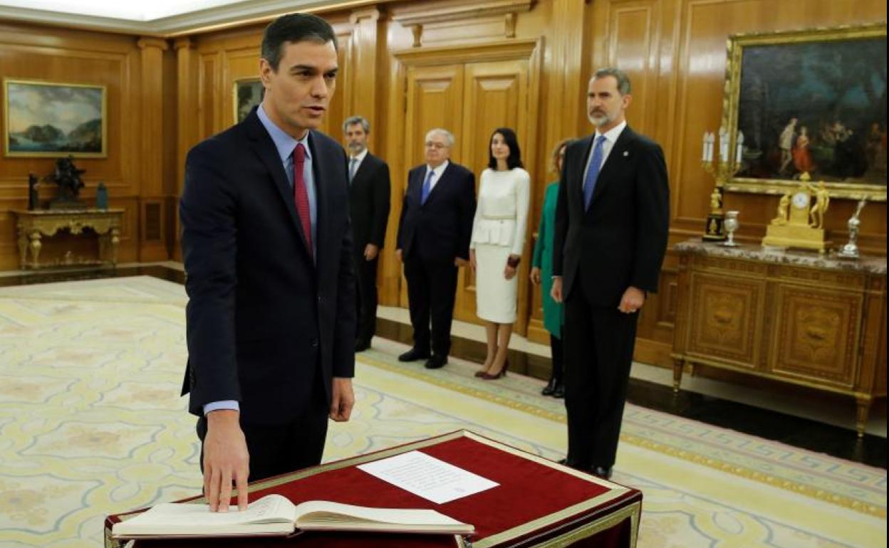 Pedro Sánchez jura ante el Rey su cargo de presidente de Gobierno.