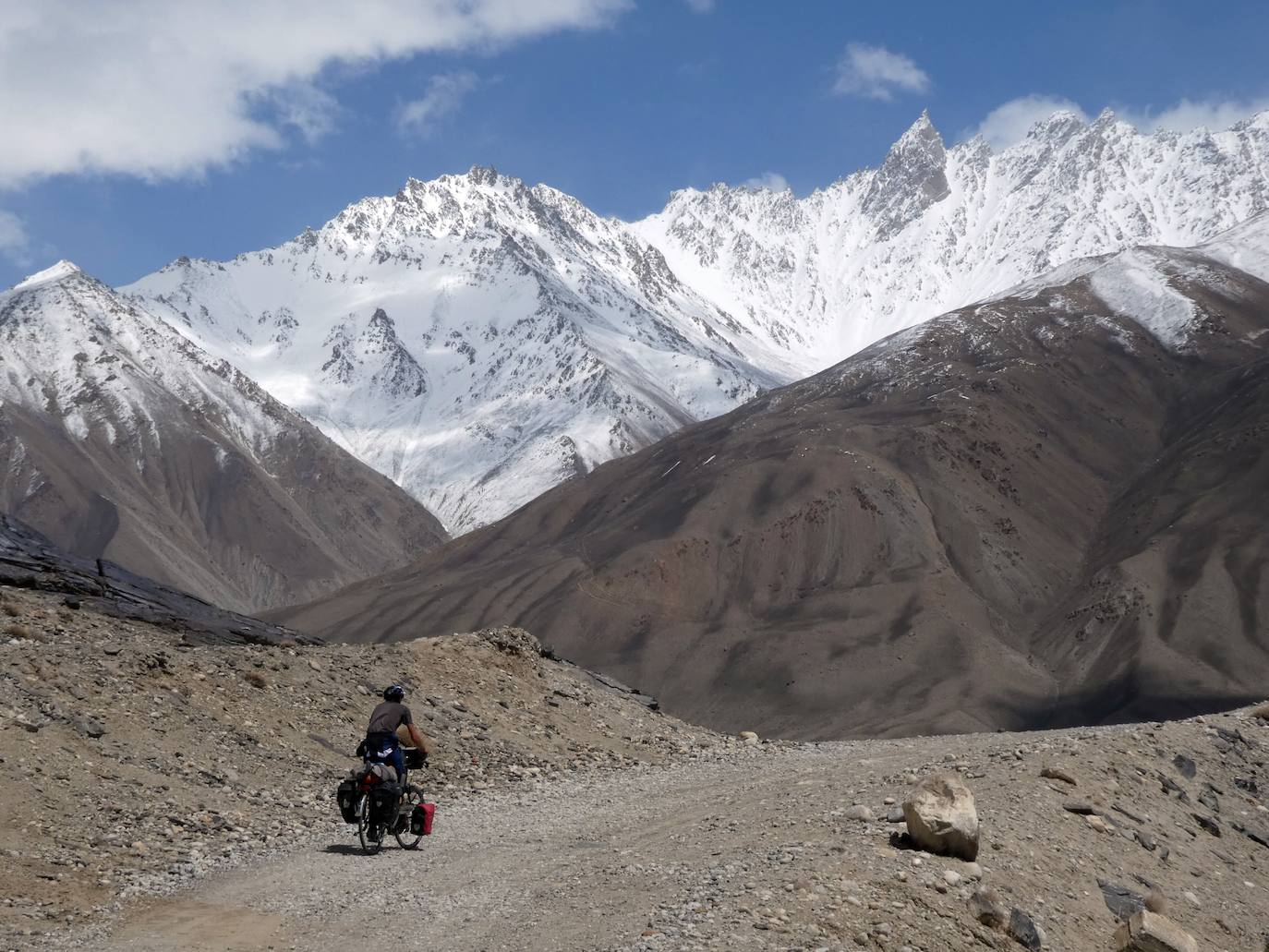 Alba Moreno, de Salas de los Infantes, junto con su pareja han viajado de Francia a Tailandia en bicicleta en un recorrido lento que les ha permitido demostrar que es posible viajar respetando a la población local, la naturaleza y la cultura de los países. 