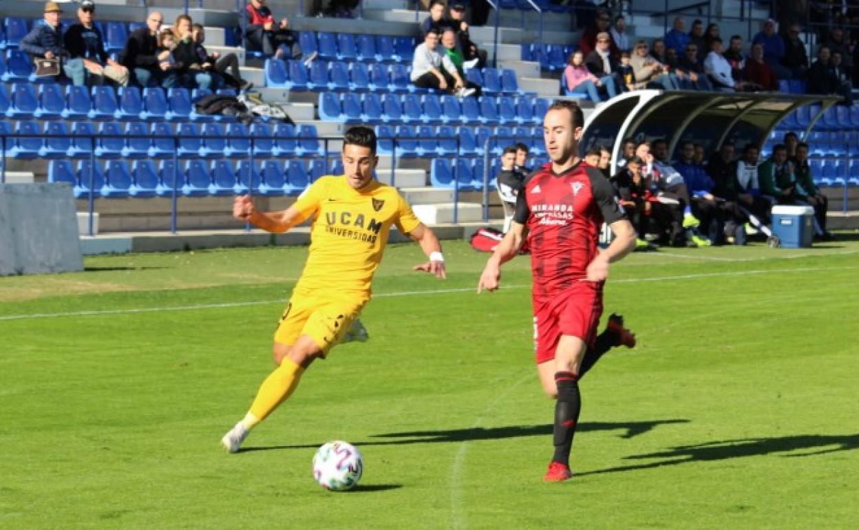 Imagen del partido entre el UCAM Murcia y el CD Mirandés en La Condomina. 