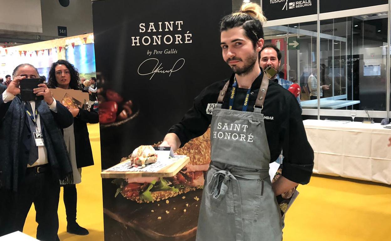 El cocinero Ribén Uruñuela con el bocadillo vencedor del certamen Mejor Bocadillo de Autor de España. 