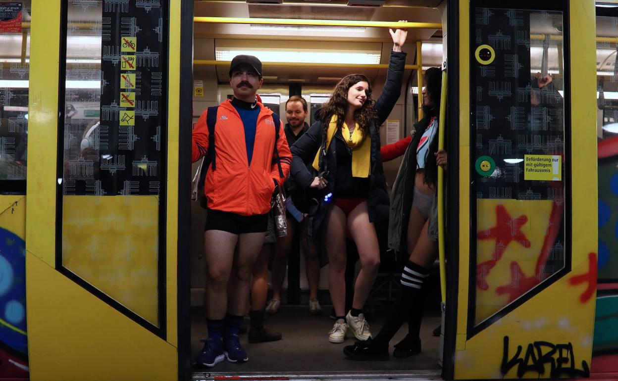 Varios neoyorkinos sin pantalones en el metro. 