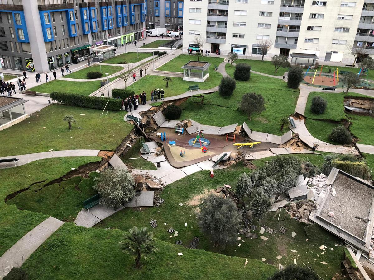 Así ha quedado el parque infantil que se encuentra sobre el parking tras el derrumbe.