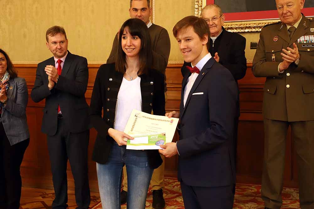 Fotos: Entrega de los donativos del Belén de la Catedral