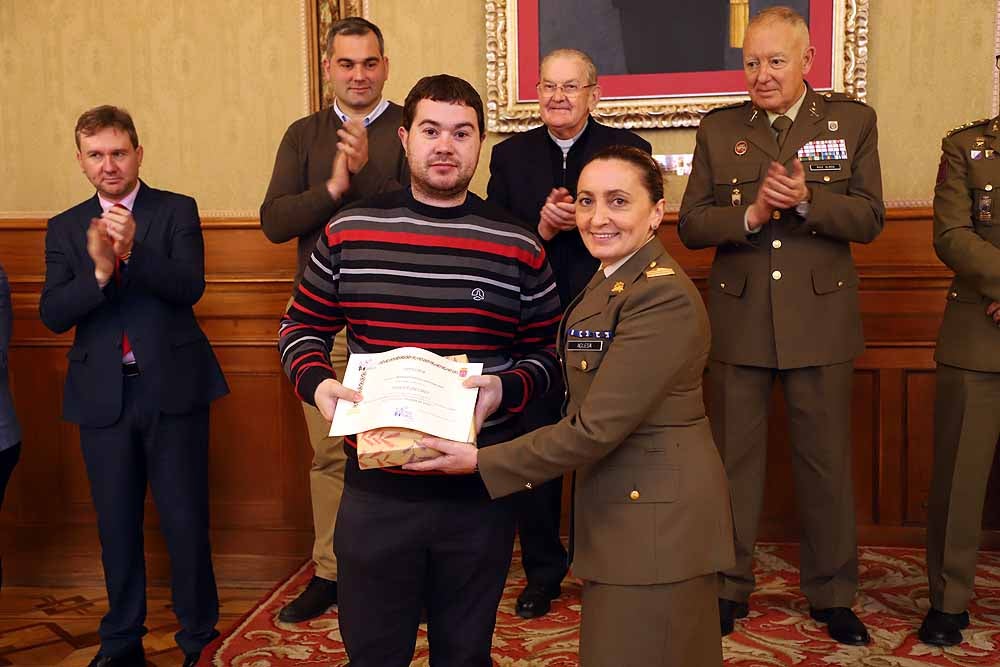 Fotos: Entrega de los donativos del Belén de la Catedral