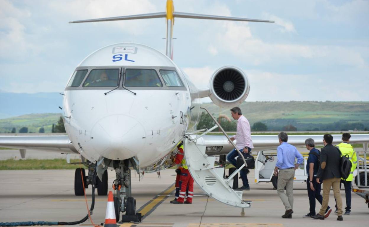 Imagen de la llegada de los pasajeros de un avión 