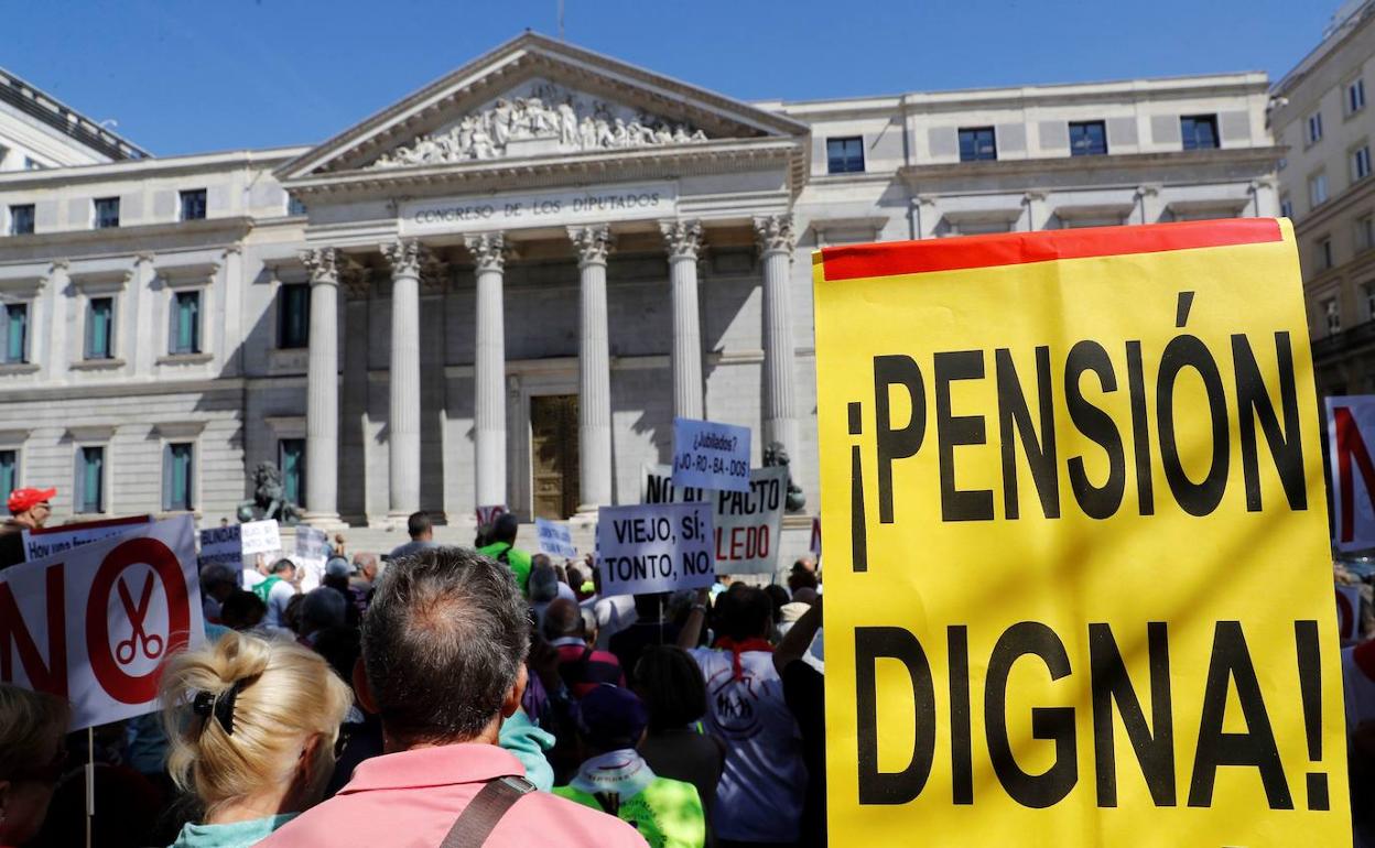 Manifestación de pensionistas delante del Congreso de los Diputados. 