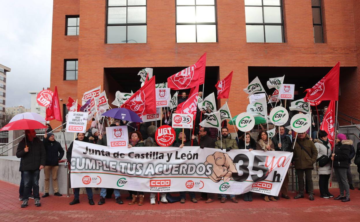 imagen de la concentración en la Delagación de la Junta de Castilla y León