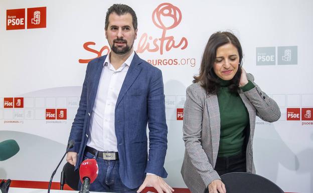 El secretario general del PSOECyL, Luis Tudanca, y la secretaria general del PSOE de Burgos, Esther Peña.