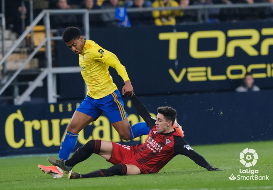 El Mirandés empató a tres en su visita al Cádiz en un final trepidante, con dos goles en el tiempo añadido del equipo burgalés. 