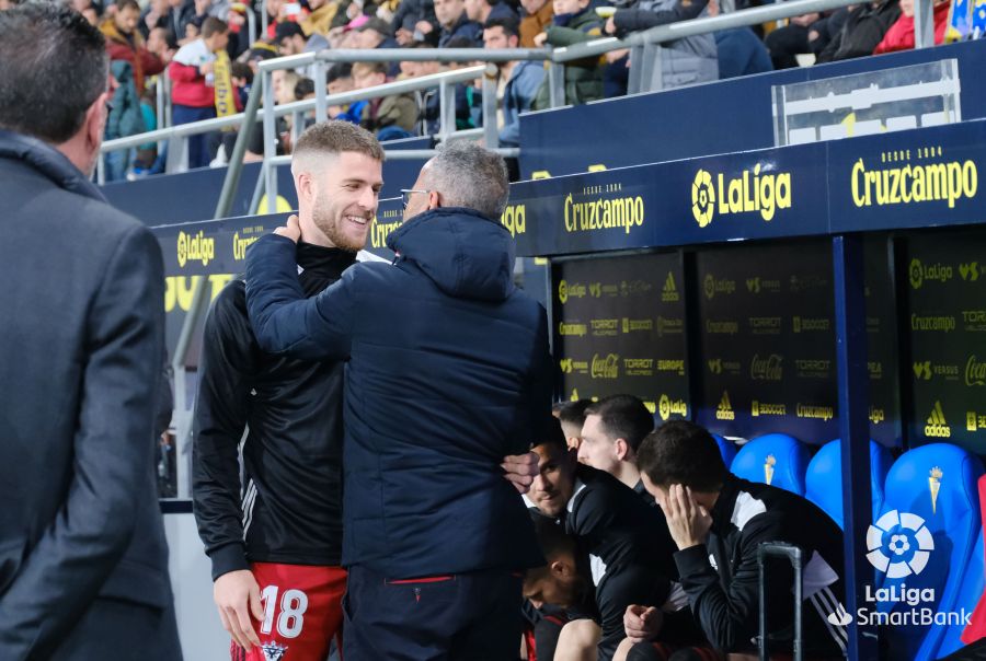 El Mirandés empató a tres en su visita al Cádiz en un final trepidante, con dos goles en el tiempo añadido del equipo burgalés. 