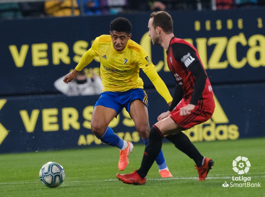 El Mirandés empató a tres en su visita al Cádiz en un final trepidante, con dos goles en el tiempo añadido del equipo burgalés. 