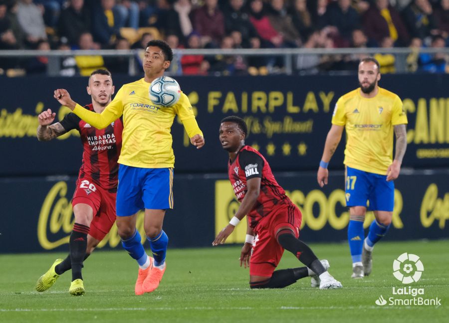 El Mirandés empató a tres en su visita al Cádiz en un final trepidante, con dos goles en el tiempo añadido del equipo burgalés. 