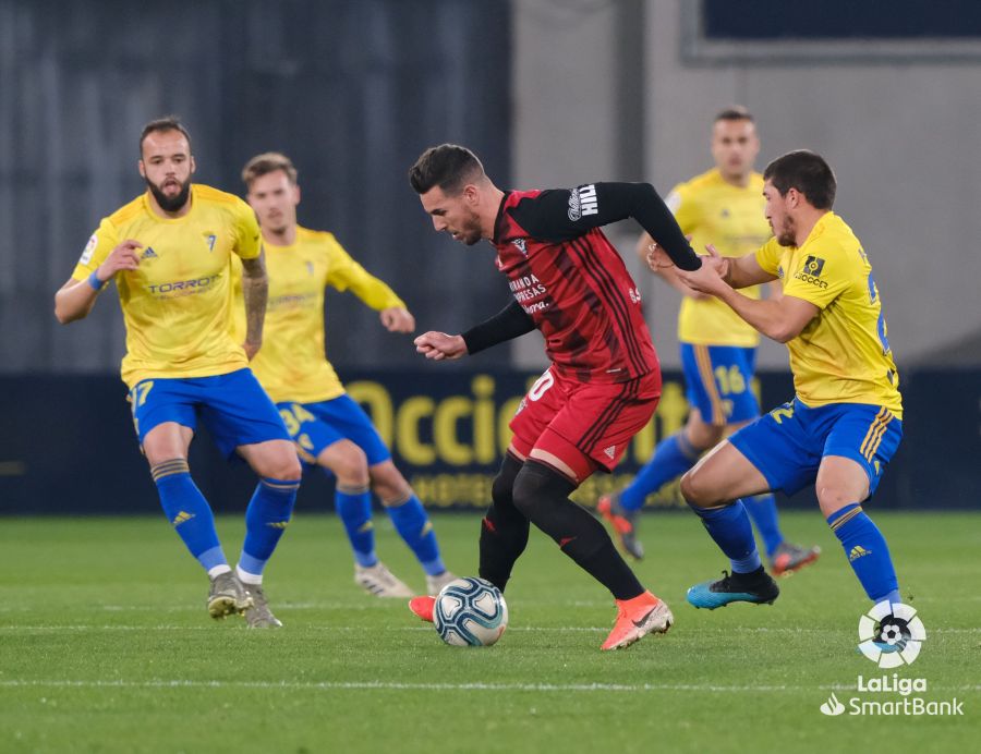 El Mirandés empató a tres en su visita al Cádiz en un final trepidante, con dos goles en el tiempo añadido del equipo burgalés. 