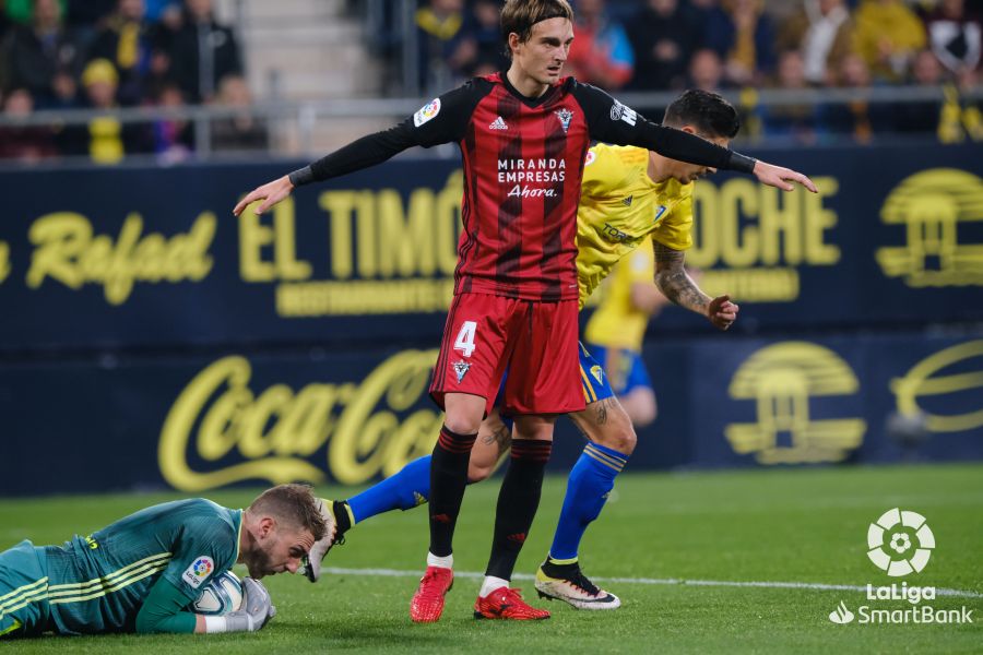 El Mirandés empató a tres en su visita al Cádiz en un final trepidante, con dos goles en el tiempo añadido del equipo burgalés. 