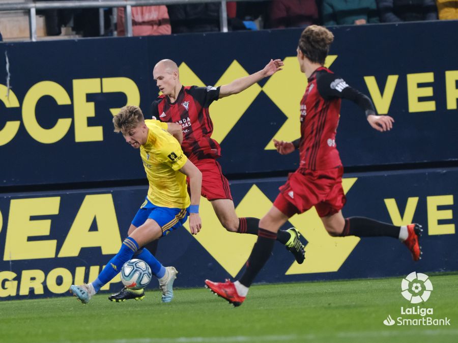 El Mirandés empató a tres en su visita al Cádiz en un final trepidante, con dos goles en el tiempo añadido del equipo burgalés. 