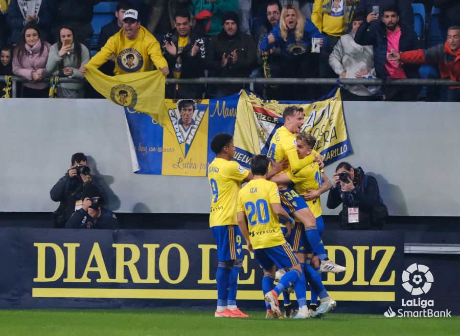 El Mirandés empató a tres en su visita al Cádiz en un final trepidante, con dos goles en el tiempo añadido del equipo burgalés. 