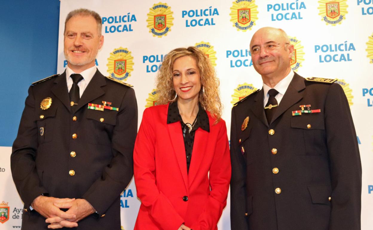 Félix Ángel García, mayor de la Policía Local, y Fernando Sedano, intendente jefe, han acompañado a Blanca Carpintero