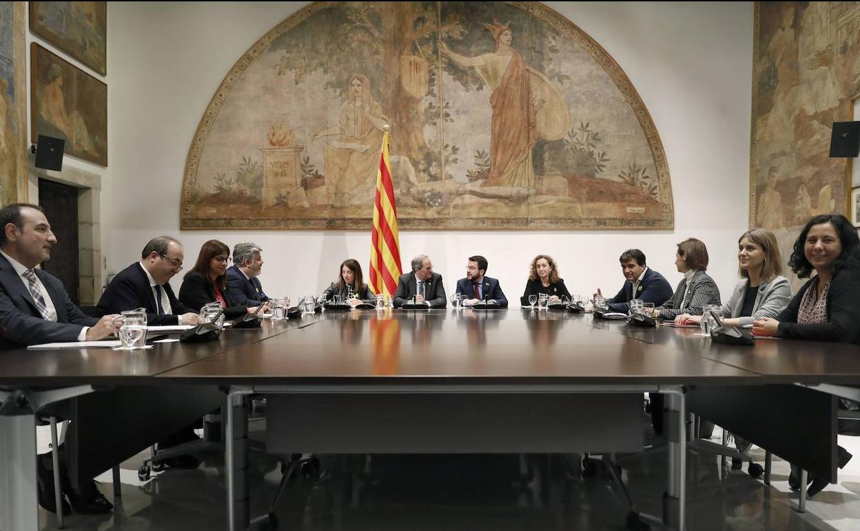 Asistentes a la mesa de diálogos de partidos, esta tarde en Barcelona.