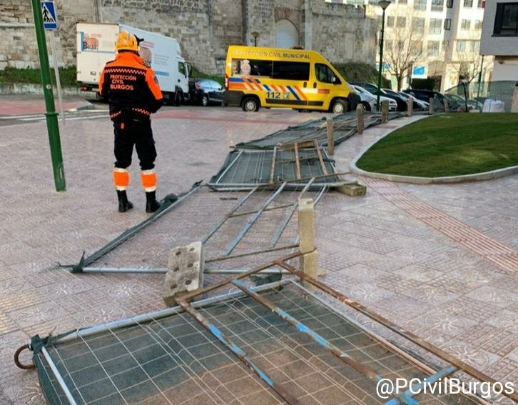 Fotos: El fuerte viento está provocando numerosos incidentes en Burgos