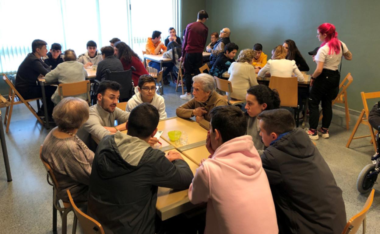 Durante el taller se desarrollaron varias actividades en las que participaron mayores y jóvenes. 