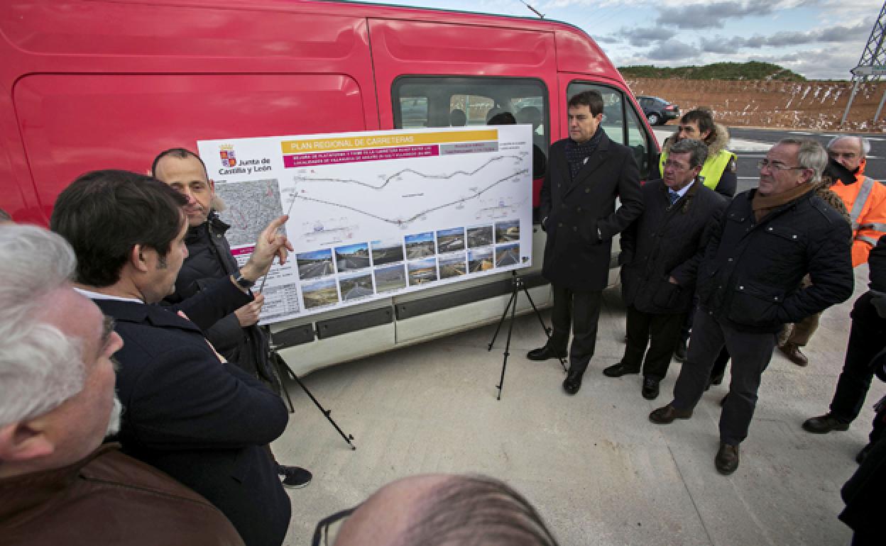 El consejero de Fomento en las obras de mejora de la carretera de Villadiego