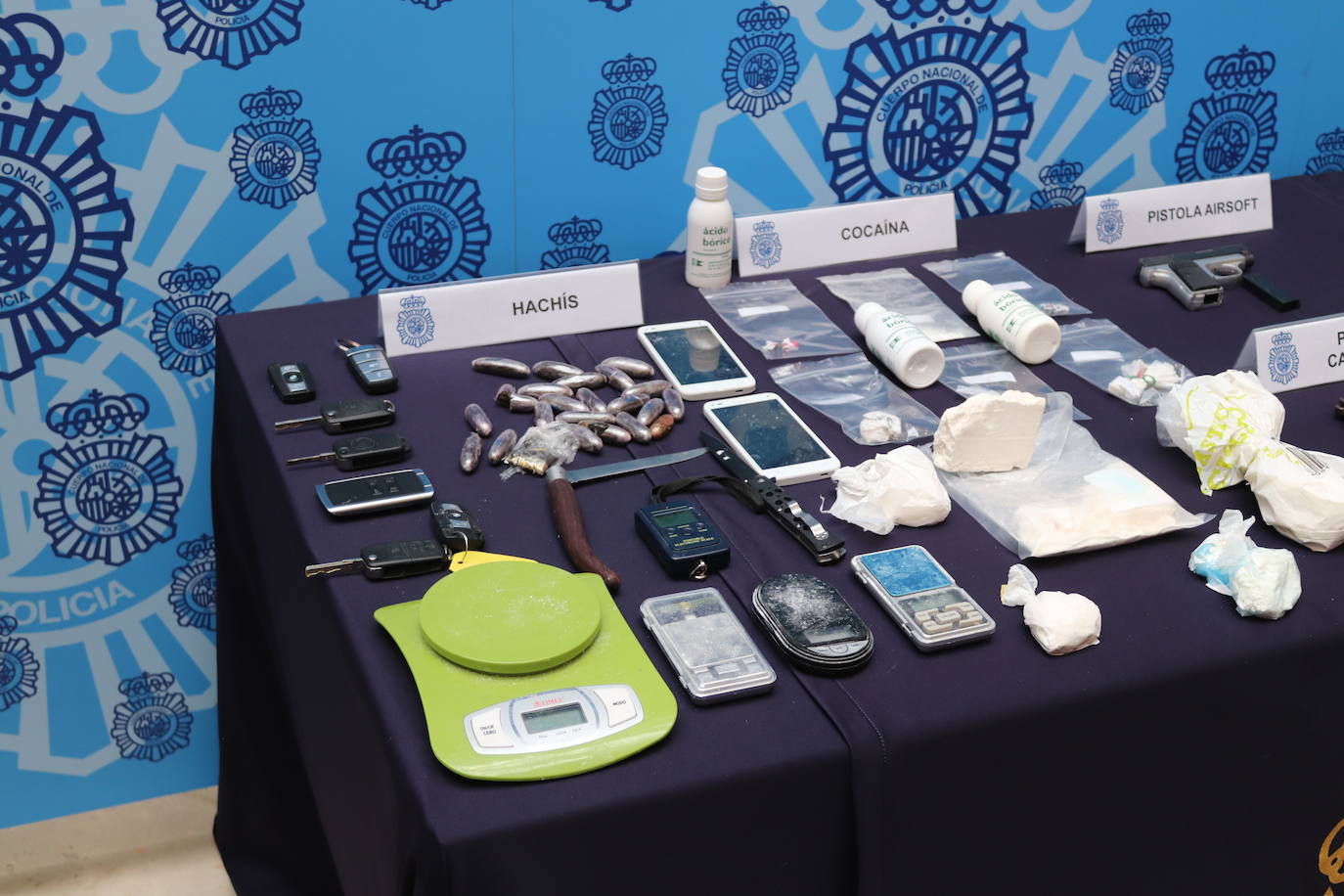 Cuatro armas cortas, cartuchos, 400 gramos de cocaína, 22 bellotas de hachis y cinco vehículos es todo los requisado por los agentes.