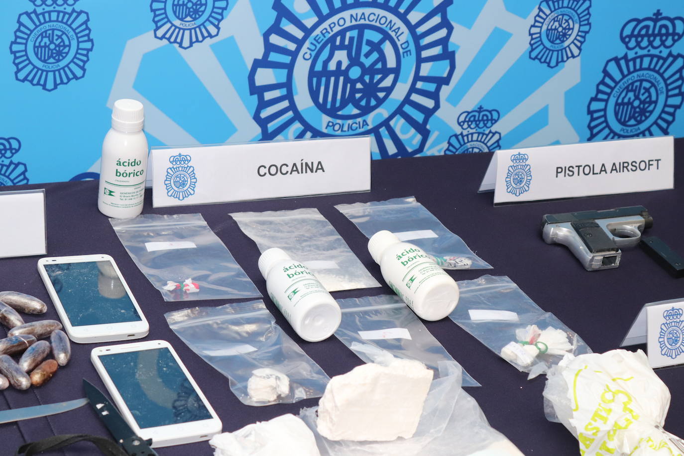 Cuatro armas cortas, cartuchos, 400 gramos de cocaína, 22 bellotas de hachis y cinco vehículos es todo los requisado por los agentes.