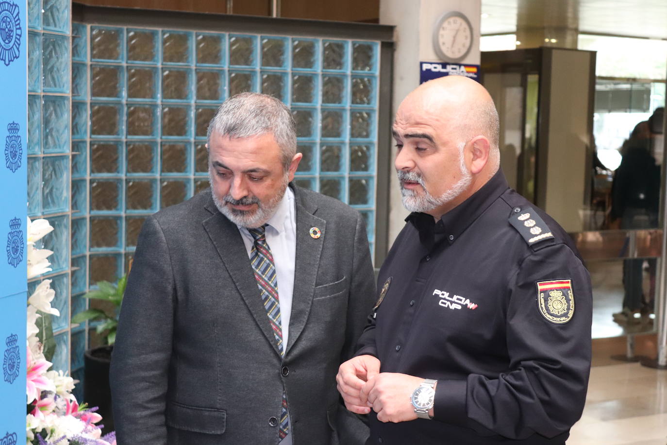 Cuatro armas cortas, cartuchos, 400 gramos de cocaína, 22 bellotas de hachis y cinco vehículos es todo los requisado por los agentes.