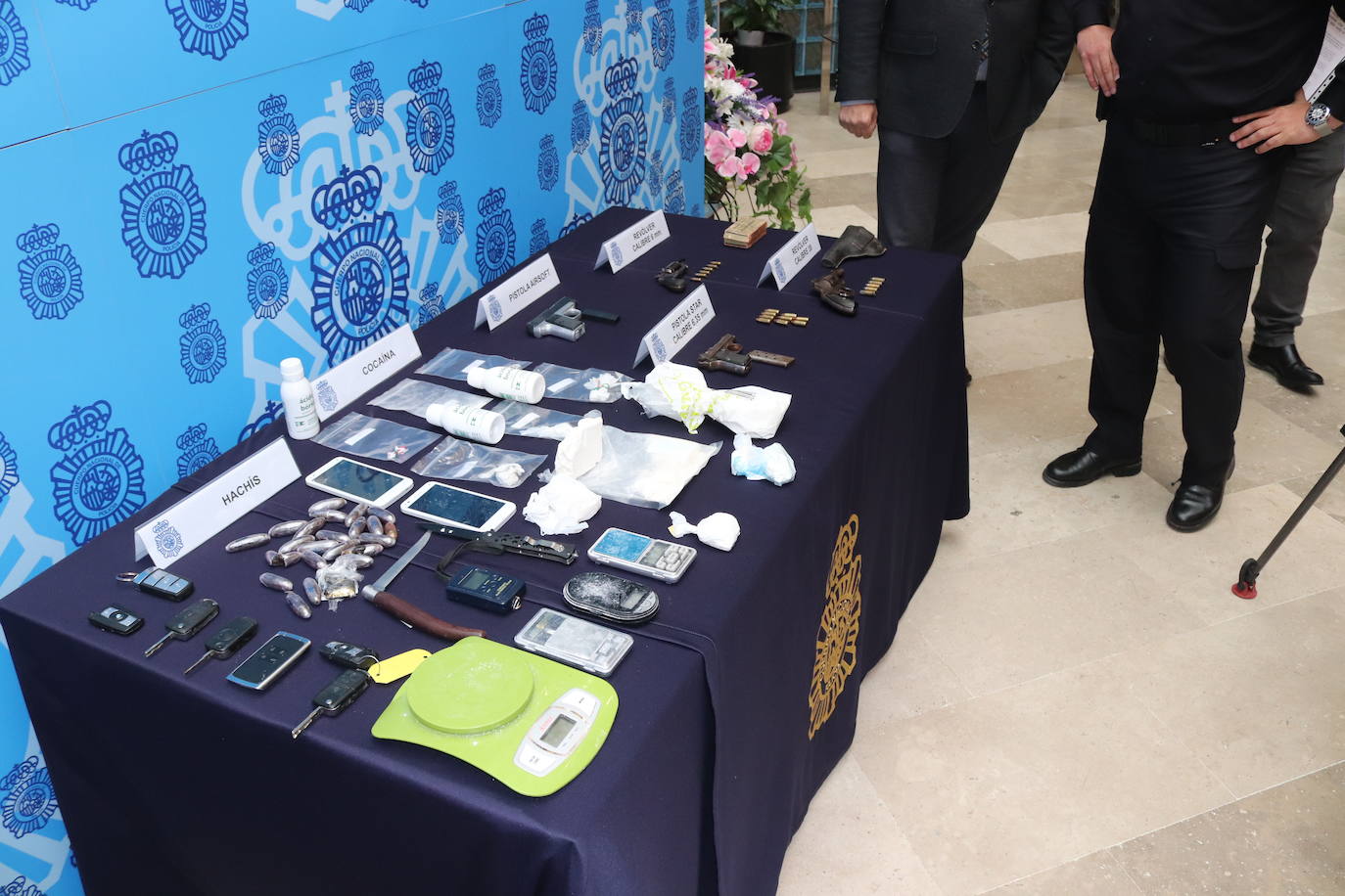 Cuatro armas cortas, cartuchos, 400 gramos de cocaína, 22 bellotas de hachis y cinco vehículos es todo los requisado por los agentes.