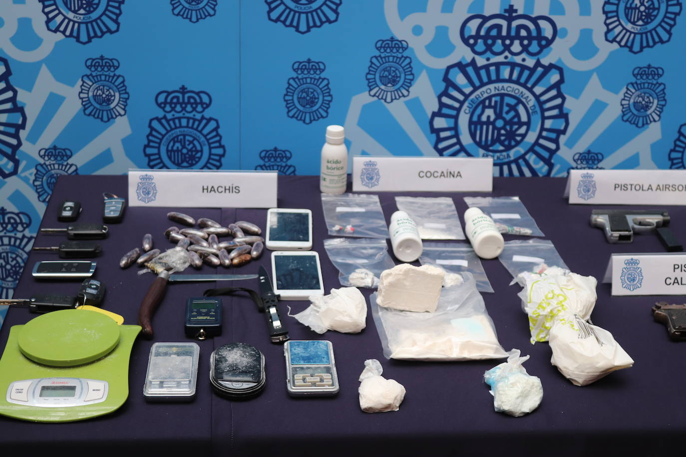 Cuatro armas cortas, cartuchos, 400 gramos de cocaína, 22 bellotas de hachis y cinco vehículos es todo los requisado por los agentes.